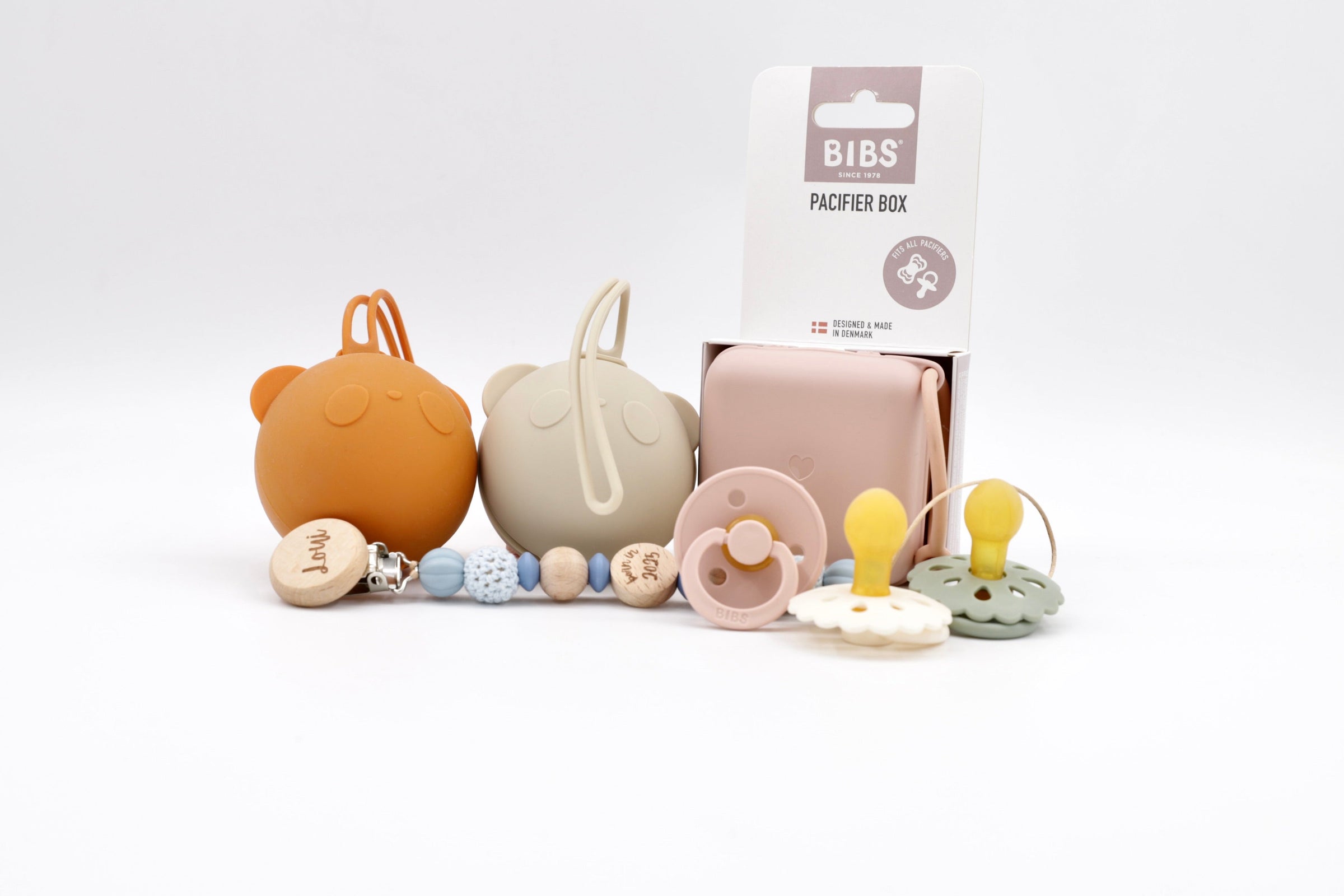 Cozy Knot Trio pacifier set with wooden bead clip, silicone bear-shaped case, and vintage-style dummy on white background