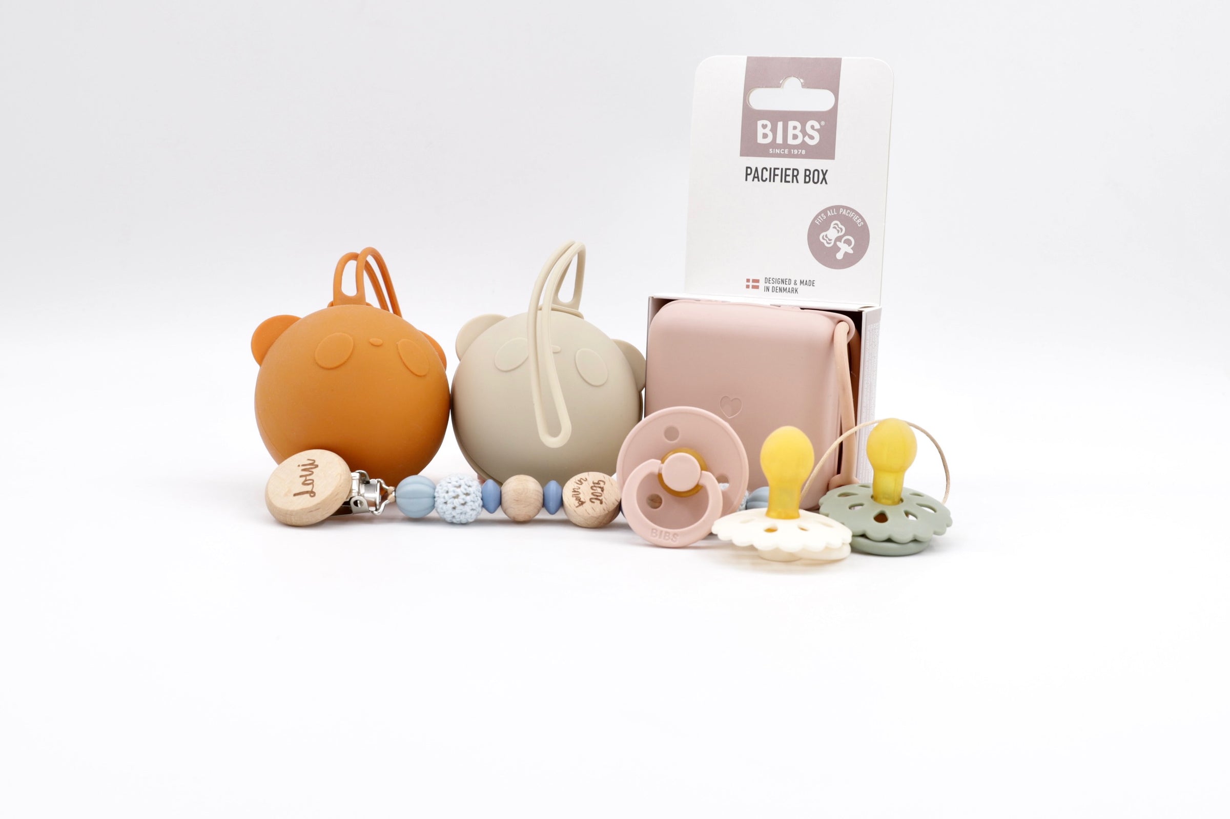 Cozy Knot Trio pacifier set with wooden bead clip, silicone bear-shaped case, and vintage-style dummy on white background